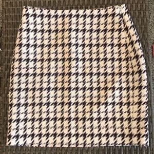 Like New! White House Black Market Skirt